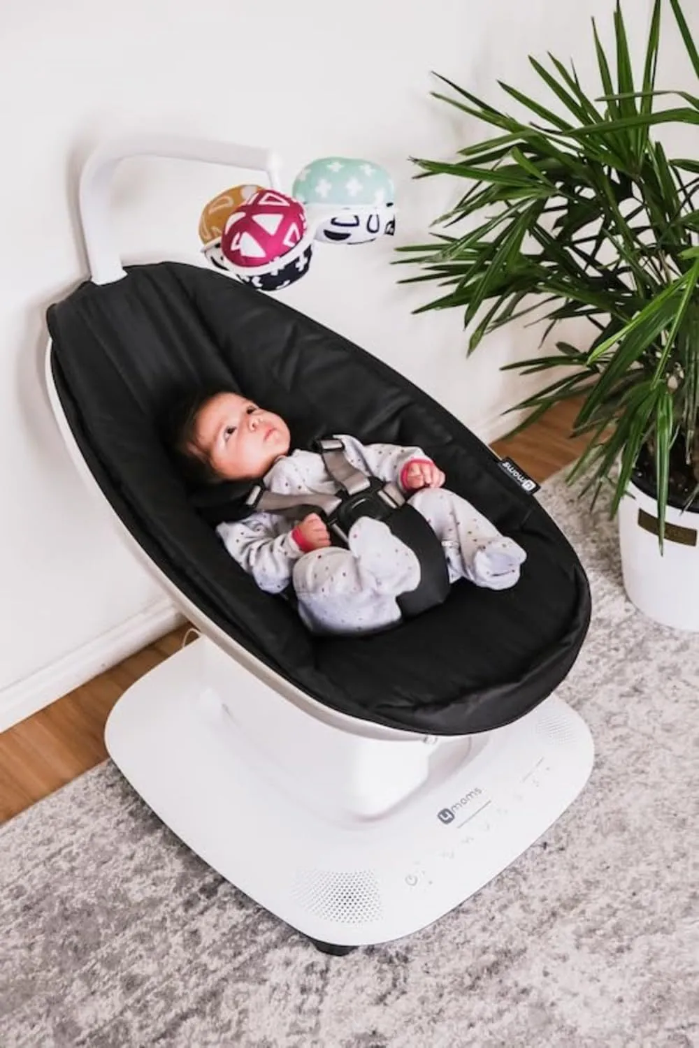 4moms MamaRoo Multi-Motion Baby Swing, Bluetooth Enabled with 5 Unique Motions, Black