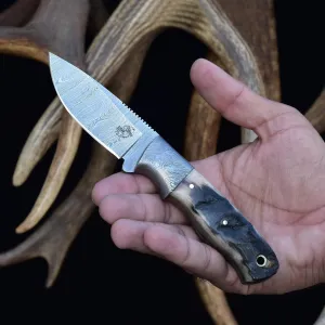 Knives Ranch Fixed Blade EDC – Damascus Steel Hunting Knife – Full Tang Ranch Knife – Ram’s Horn Handle – Cowboy Style Horizontal Carry Sheath (2111-RH)